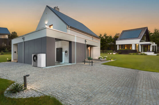Haus mit Photovoltaik, Speicher und Wärmepumpe - Buschmann